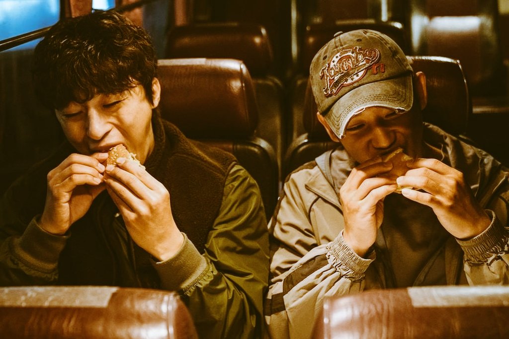 theotherbia's tweet photo. And one can't help but be v.impressed by the chemistry of #JungHaeIn and #KooKyoHwan. Best duo. Both are deeply kind, but their kindness is masked -- Han's by his wit &amp; seemingly frivolous personality &amp; JunHo's by his intense stoicism &amp; calmness.  
#DPNetflix #DPLetTheChaseBegin https://t.co/yzRPPQCMJ3