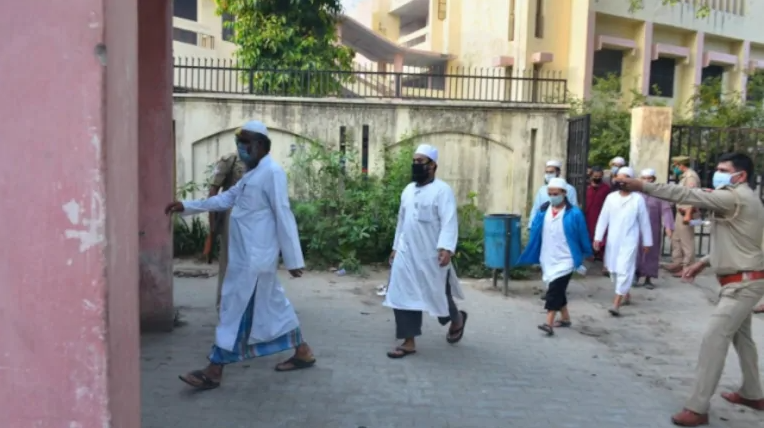 JantaKaReporter's tweet photo. #UttarPradesh: Twelve members of the Tablighi Jamaat have now been acquitted of all charges by the chief judicial magistrate of Bareilly.

Fifteen months ago, they were booked for 'negligence' and 'disobedience" of #Covid norms. (IANS)

(File Photo) https://t.co/Nslqhosk9G