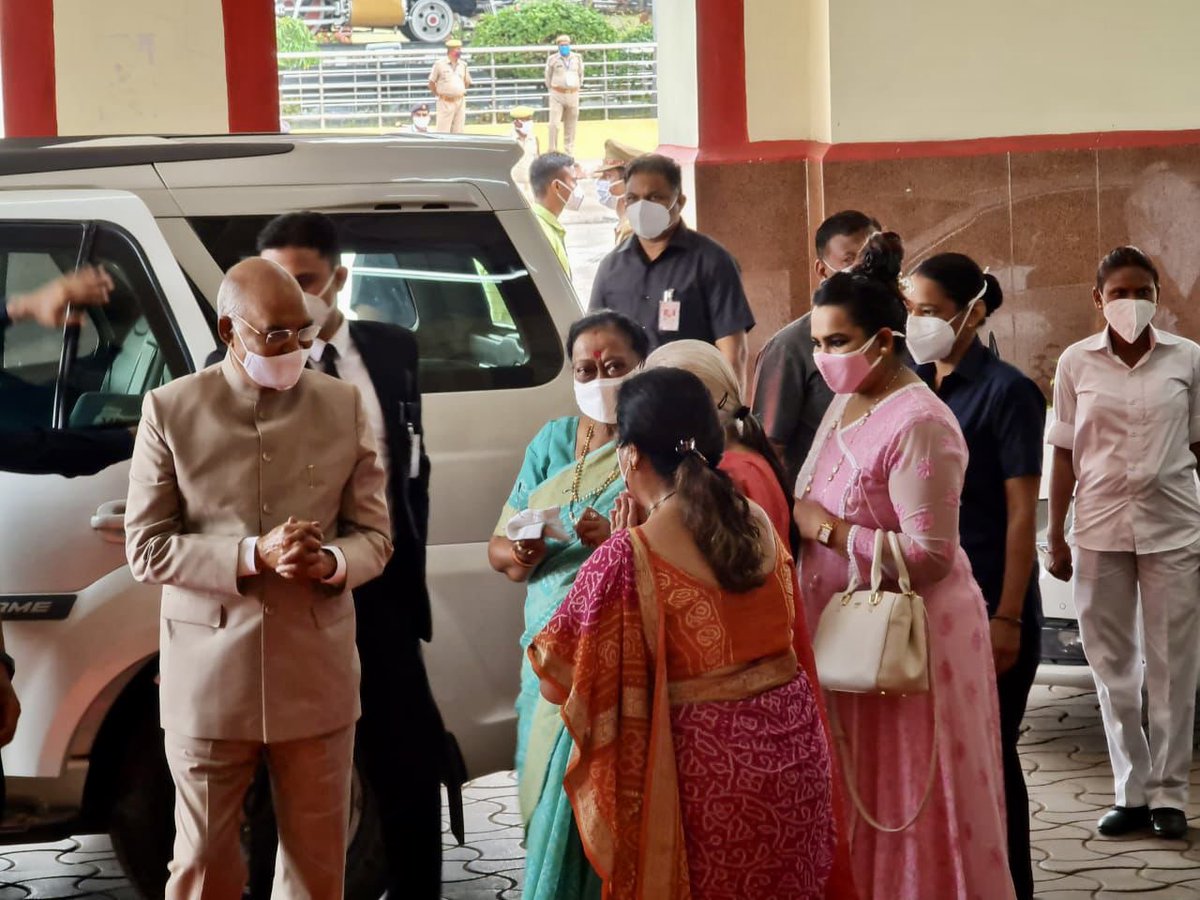 DarshanaJardosh's tweet photo. Welcomed Honourable President of India, Shri Ram Nath Kovind ji at Lucknow Railway Station from where he proceeded to the temple town of Ayodhya by a special train. 

It was a humbling experience. I pray for his long and healthy life. 

@rashtrapatibhvn https://t.co/LjtaRc0MJo