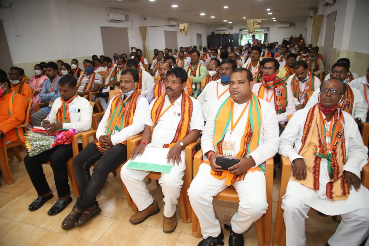 dpradhanbjp's tweet photo. ରାଜ୍ୟ ବିଜେପି ‘ଅନୁସୂଚିତ ଜାତି ମୋର୍ଚ୍ଚାର କାର୍ଯ୍ୟକାରିଣୀ ବୈଠକ’ରେ ମୋର୍ଚ୍ଚାର ରାଷ୍ଟ୍ରୀୟ ଅଧ୍ୟକ୍ଷ @LalSinghArya ଜୀ, ରାଷ୍ଟ୍ରୀୟ ସାଧାରଣ ସମ୍ପାଦକ @MpDrBholaSingh ଜୀ, ରାଜ୍ୟ ସଭାପତି @SamirMohantyBJP ଏବଂ ଓଡ଼ିଶା ପ୍ରଦେଶର ଅନୁସୂଚିତ ଜାତି ମୋର୍ଚ୍ଚା ଅଧ୍ୟକ୍ଷ ଡା. ବିଭୂ ପ୍ରସାଦ ତରାଇଙ୍କ ସହ ଯୋଗଦେଲି । https://t.co/IBAOM5L0Yo