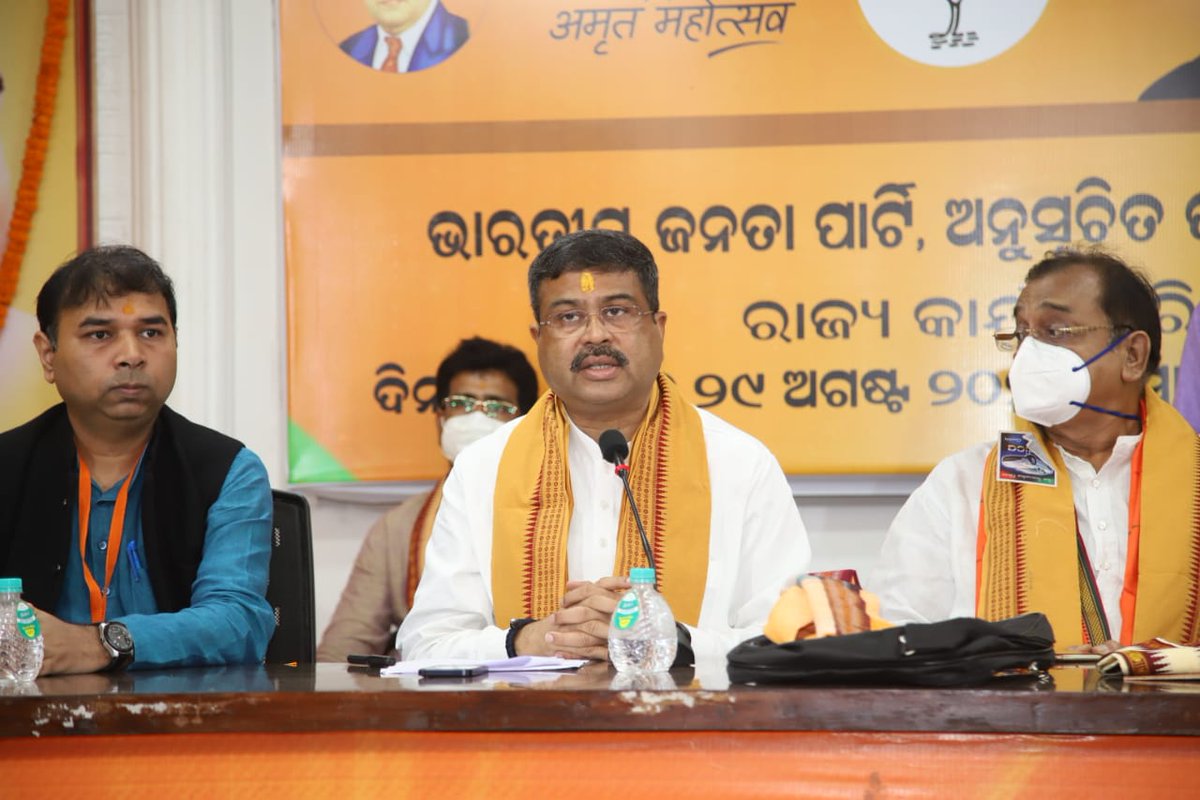 dpradhanbjp's tweet photo. “ସବକା ସାଥ୍‌-ସବକା ବିକାଶ-ସବକା ବିଶ୍ୱାସ-ସବକା ପ୍ରୟାସ”ମନ୍ତ୍ରରେ ସମସ୍ତଙ୍କ ବିକାଶ କରିବା ମୋଦି ସରକାରଙ୍କ ପ୍ରାଥମିକତା । ସବୁ କ୍ଷେତ୍ରରେ ଏହି ବର୍ଗର ଲୋକଙ୍କୁ ପ୍ରାଧାନ୍ୟ,ସଂରକ୍ଷଣ,ପ୍ରୋତ୍ସାହନ,ଆର୍ଥିକ ଅନୁଦାନର ବ୍ୟବସ୍ଥା ଓ ଆକାଂକ୍ଷୀ ଜିଲ୍ଲାର ବିକାଶର ଦାୟିତ୍ୱ ନେଇ ପ୍ରଧାନମନ୍ତ୍ରୀଜୀ ସମ୍ବେଦନଶୀଳ ନେତୃତ୍ୱର ପରିଚୟ ଦେଇଛନ୍ତି । https://t.co/LHupON7UHA