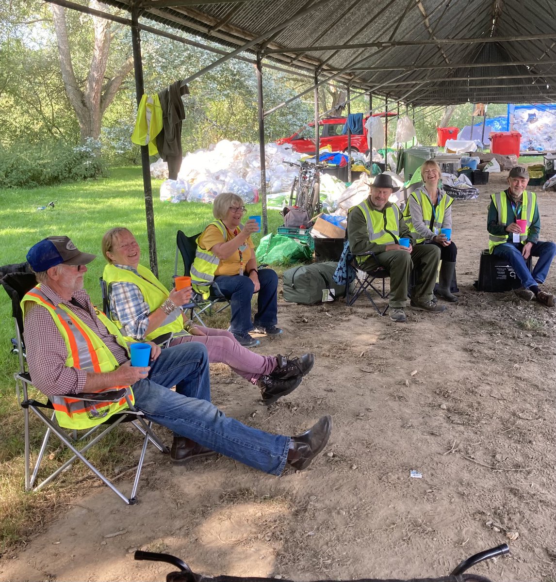 shrewsburycup's tweet photo. The lovely #recycling crew at @shrewsburyfolk having a well earned #coffee break @shrewsburycup of course! #backonthedayjob https://t.co/xyDX9gOEbT