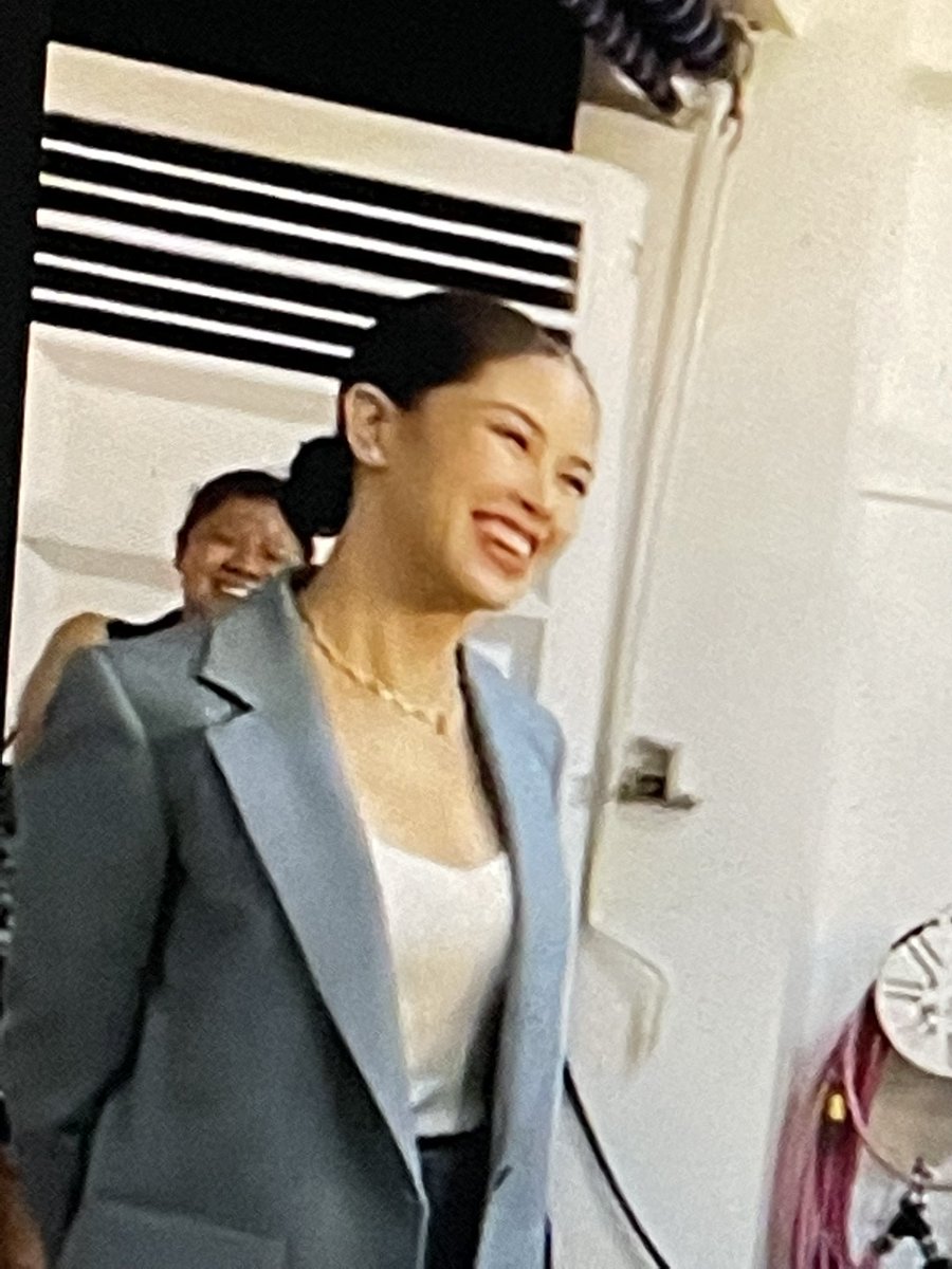 lovesuthv's tweet photo. grabe, i love the outfit 😽

KISSES ON PURPLE CHAIR 
#KissesDelavinxBoyAbunda https://t.co/xkEnuqRf0L