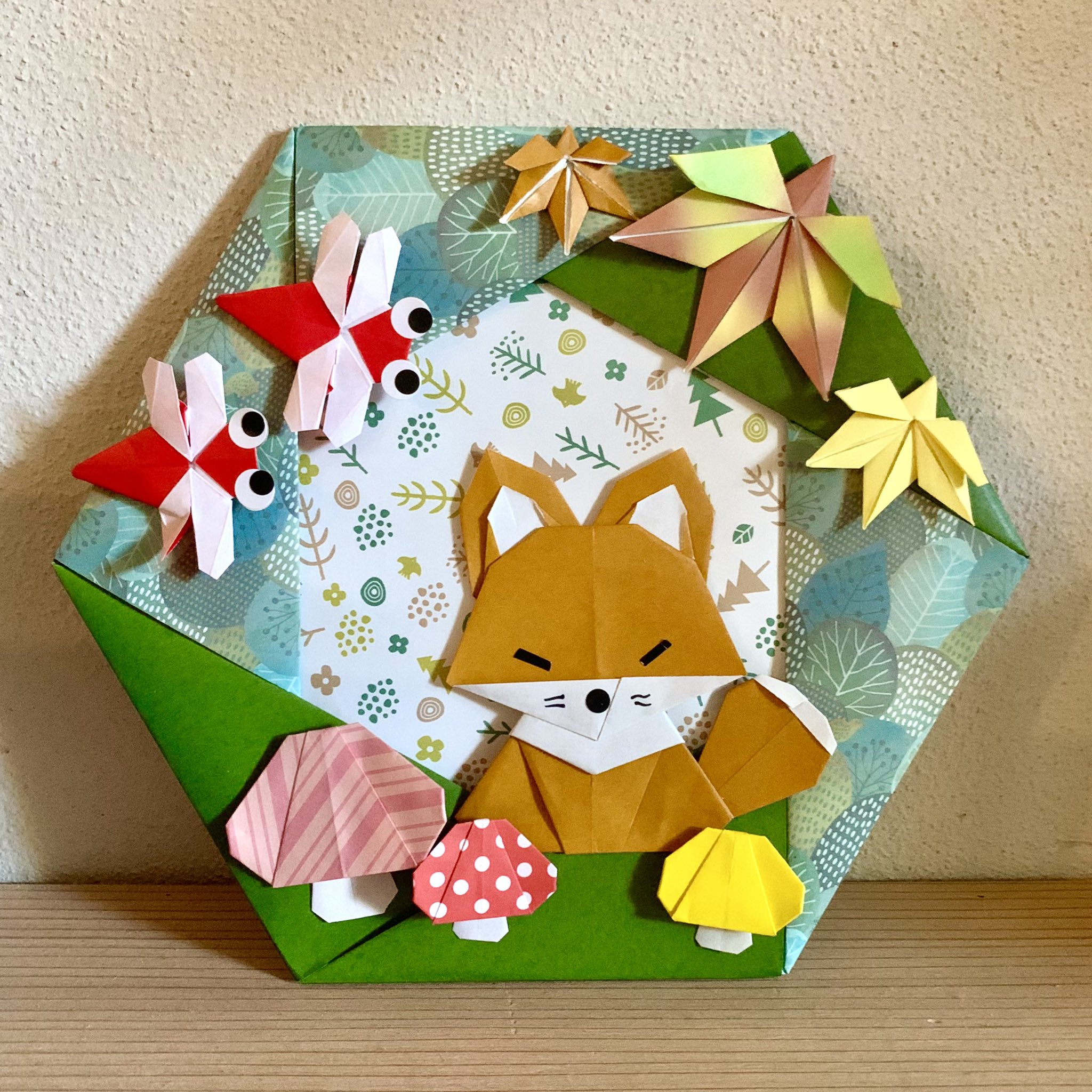バーバラ 秋のリースを作りました リース もみじ きのこは カミキィ さん キツネは だーちゃん さん 赤とんぼは たつくりのおりがみ さんを参考にさせていただきました 折り紙 秋のリース T Co 0sknxp34q1 Twitter