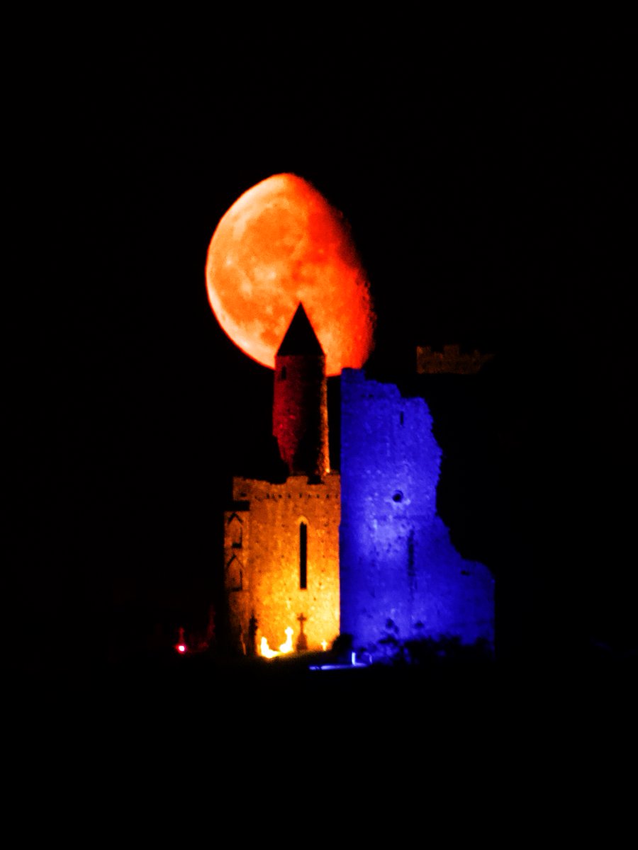 OllyGriffin's tweet photo. The Rock of Cashel with a Waning Crescent (62.9% and 404,920 Kms) photographed 27 Aug 2020. 
Planned using @photopills 
#Tipperary
#Cashel
#moon https://t.co/4abbGX8GLV