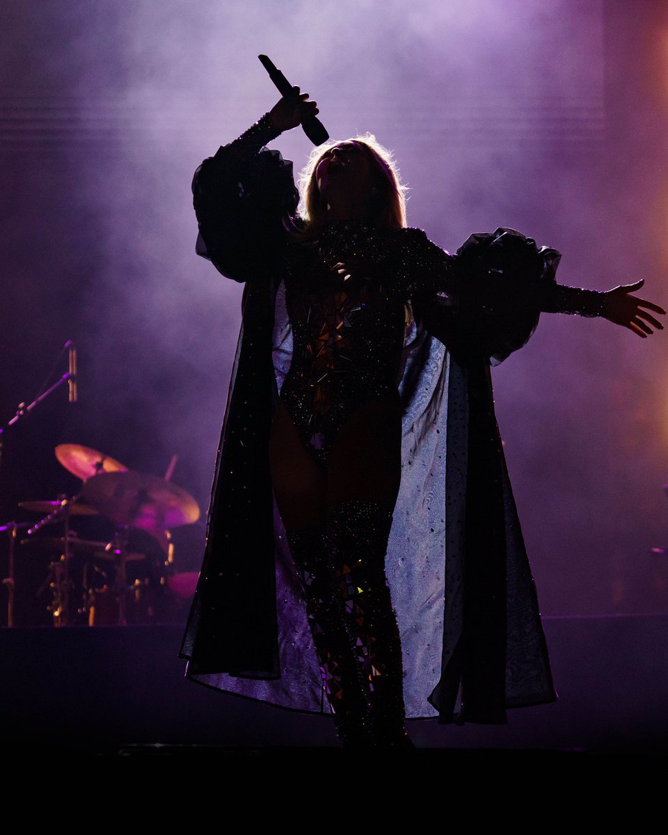 Hadise's tweet photo. Hadise is back 😎 https://t.co/Abw07oCvca