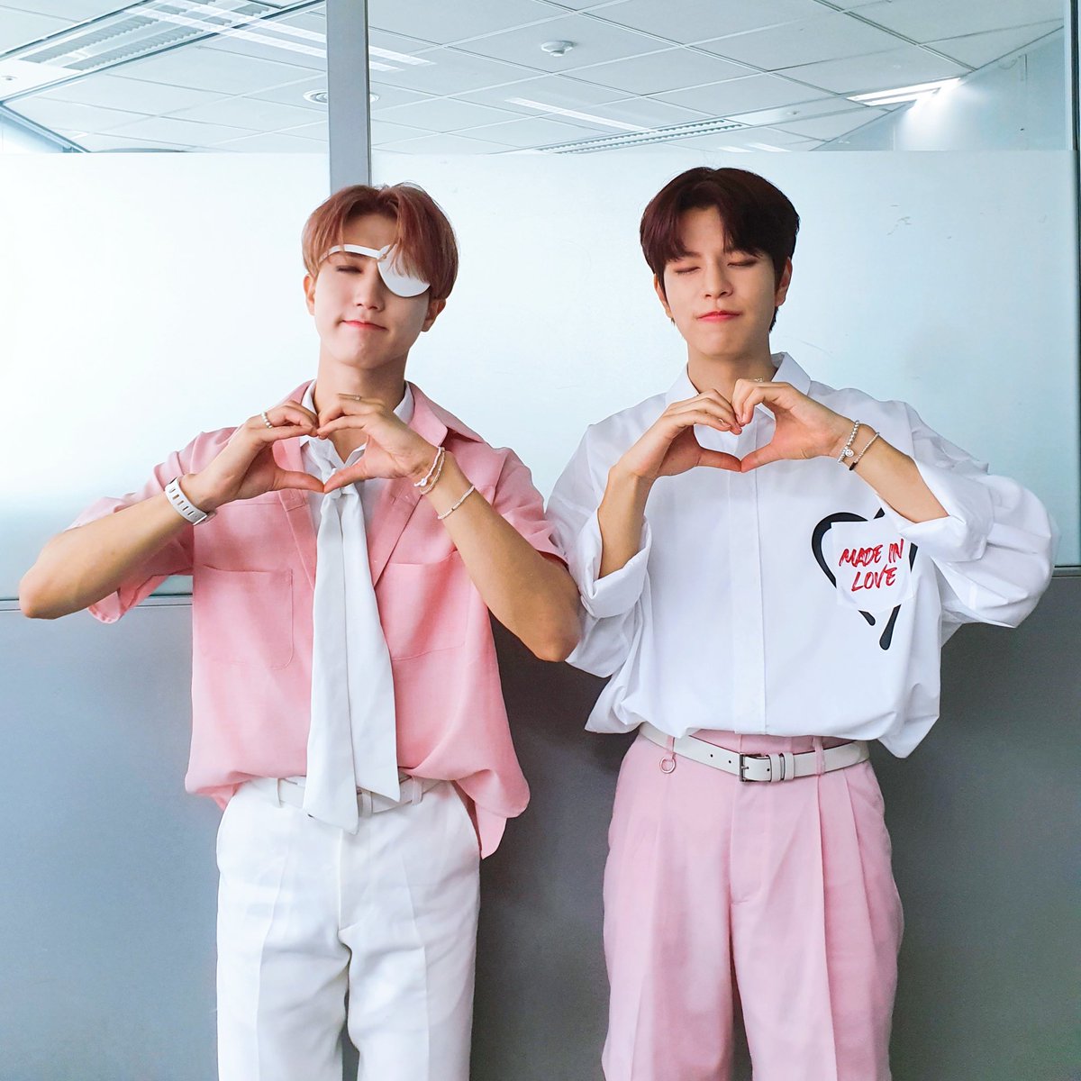 louvrhan's tweet photo. seungsung in pink 🥺 https://t.co/r9klrAXGGI