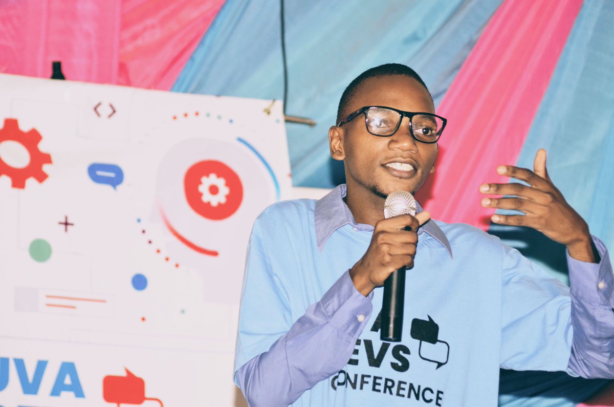 louismusole1's tweet photo. Hervé Wakilongo, développeur web entrain de parler sur l'intégration d'un système de chat dans un site web avec WordPress.
Master class 🤜🏼
#UvaDevsConference #technology https://t.co/HNrDkW42Nz