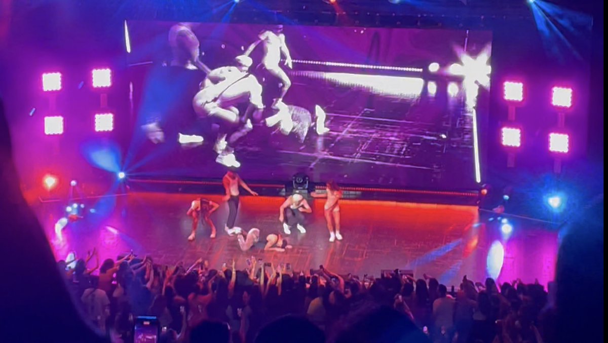 yaaarelys's tweet photo. Bra &amp; Panties tour #RauwAlejandro https://t.co/opj1mVSPfY