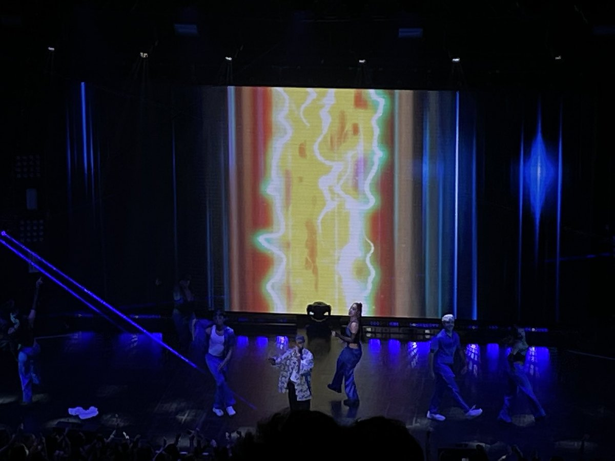 yaaarelys's tweet photo. Bra &amp; Panties tour #RauwAlejandro https://t.co/opj1mVSPfY