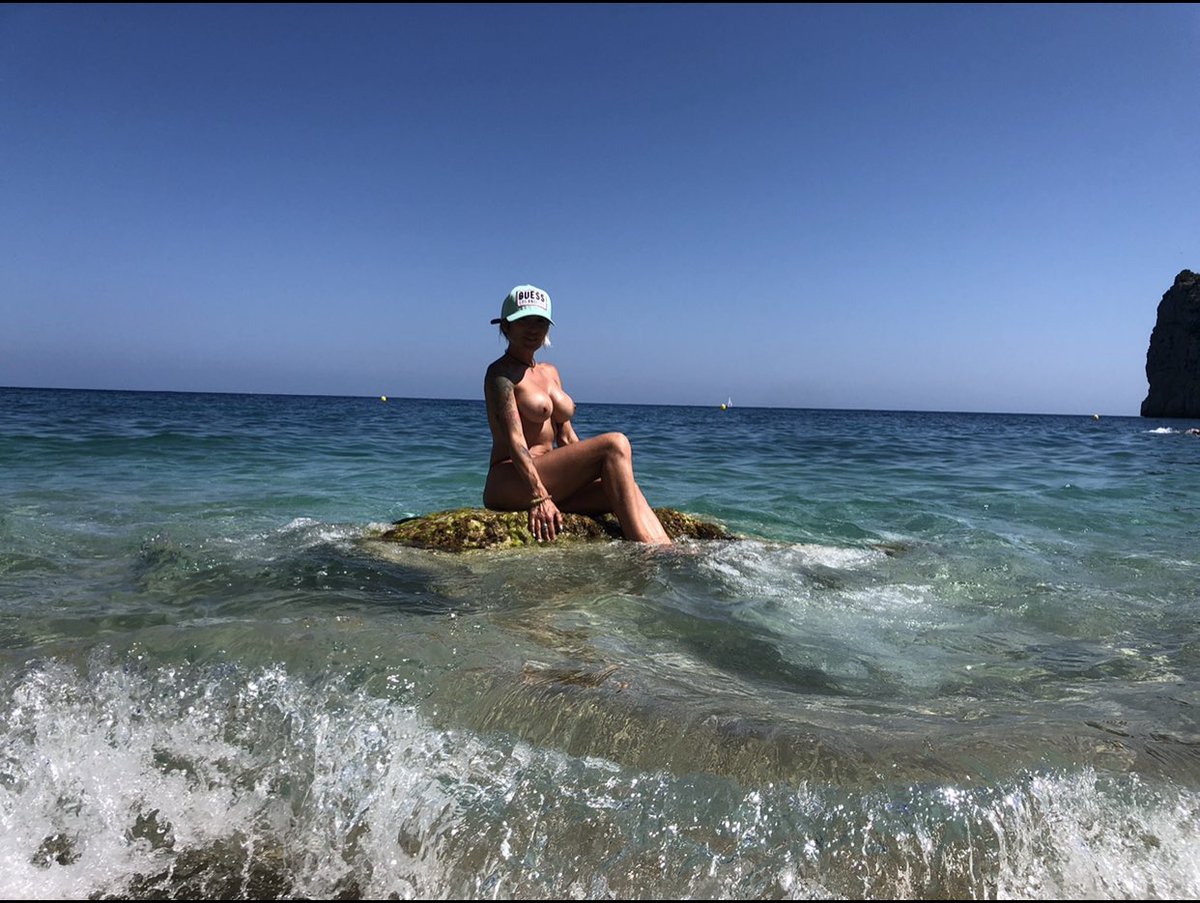 SamantaSainz2's tweet photo. Con estos flotadores …. #floto , quieres flotar conmigo ? #skype samantasainzxx@gmail.com #showsprivados https://t.co/oTjhYBv203