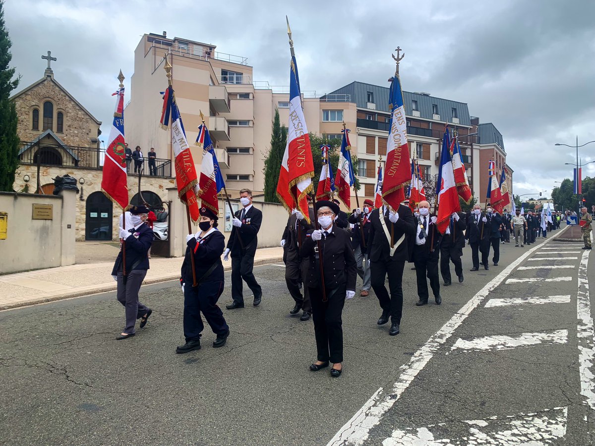 Les célébrations de la #Libération se poursuivent dans le rues de #Poissy. Le cortège des portes-drapeaux, élus et autorités, accompagné de véhicules militaires d’époque et de musiciens d’un Pipe-Band avec cornemuses s’élance vers le centre-ville.