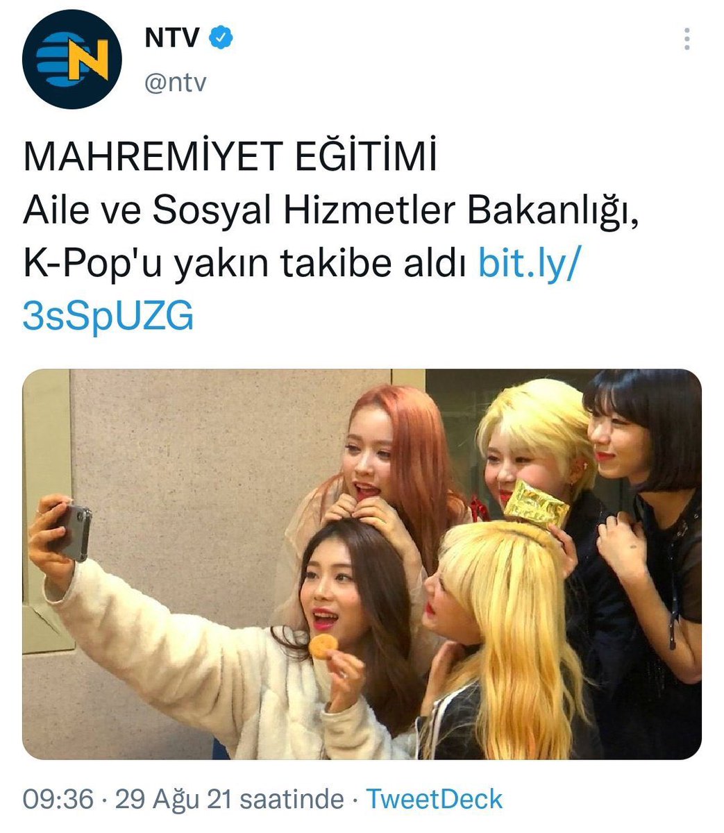famnruhebtss's tweet photo. Bazı sanatçıları dinleyen gençler  masa kurup içki içerek berduş gibi olmayı normal sanıp, sadece k-pop dinleyerek kendini sevmeyi öğrenen sürekli kendini geliştirme çabasında olanları kötü örnek sanıp takibe alınan bir ülkeden hayır gelmez. https://t.co/JjHA8ewISd