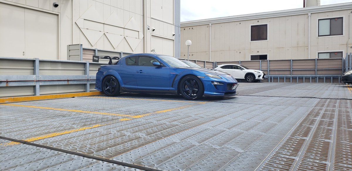 rx8_uhdrot's tweet photo. やっぱりパッと見はリアの両サイド下もカーボンのエアロ着けた方がよくなるんかな🤔なんかいいのないか🤔🤔 https://t.co/VlWNieZdbB