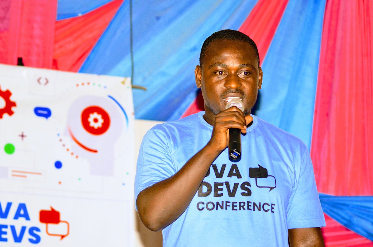 louismusole1's tweet photo. @NabahyaG CEO chez @NabahyaFood entrain de parler sur les opportunités pour le métier de développeur.

Merci de nous avoir motivé.

#UvaDevsConference #technology https://t.co/wIohMJogor