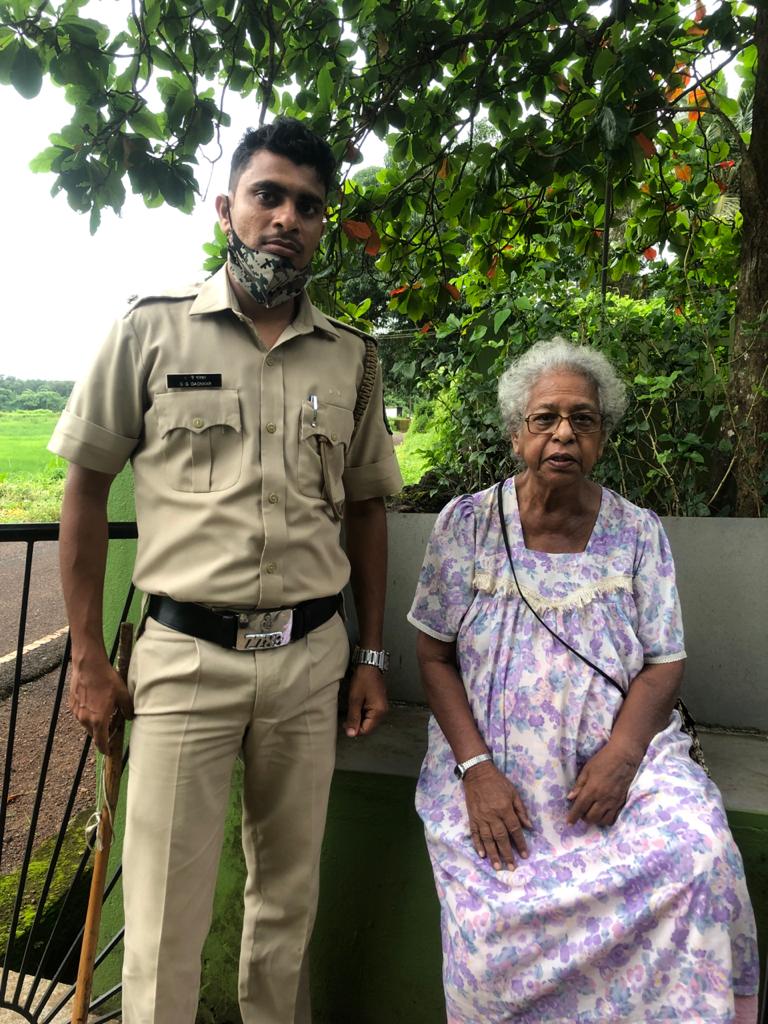 spnorthgoa's tweet photo. Weekend done right ✅

North #goapolice visited senior members of the society to ask after their well being. They were reassured of 24x7 assistance

They were advised on safety and security measures such as always verifying any visitors 

And to call 112 in case of emergency #goa https://t.co/lDErHhi6M9