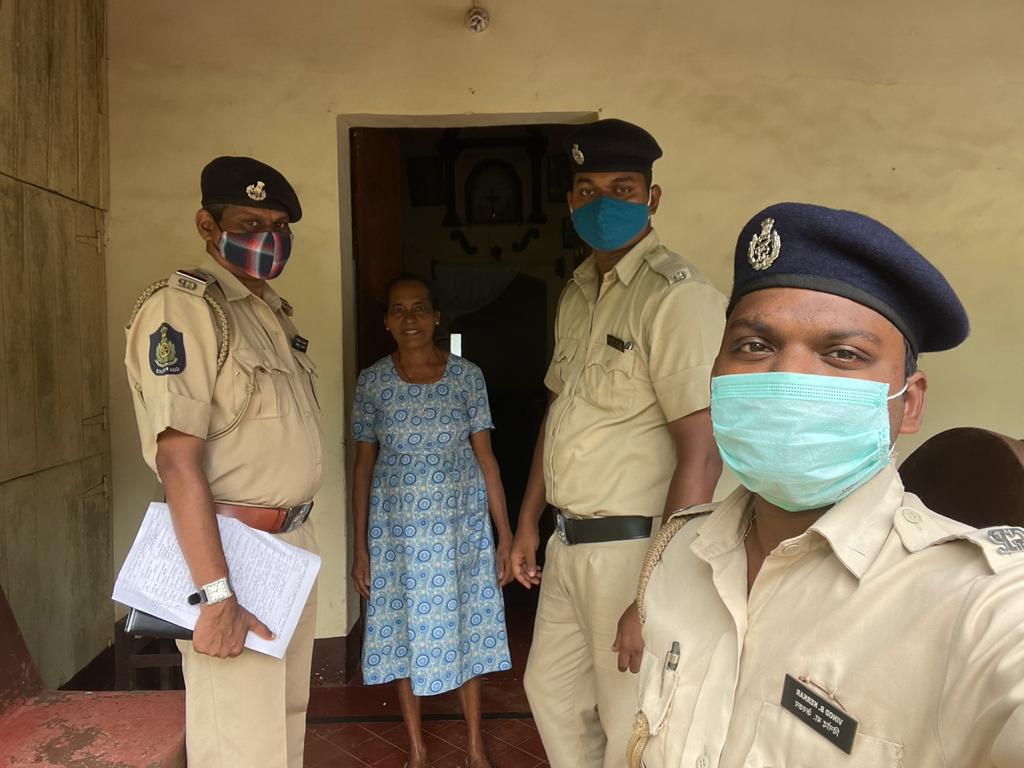 spnorthgoa's tweet photo. Weekend done right ✅

North #goapolice visited senior members of the society to ask after their well being. They were reassured of 24x7 assistance

They were advised on safety and security measures such as always verifying any visitors 

And to call 112 in case of emergency #goa https://t.co/lDErHhi6M9
