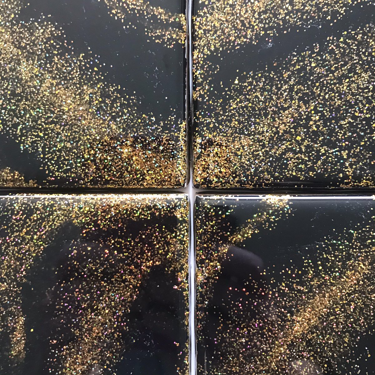 Good morning, introducing, my new black & gold, resin coaster tiles, great for adding a bit of glam to the table, these will be at The artisan market in Hampstead tomorrow BH Monday 10-5 #UKGiftHour #UKGiftAM #ukweekendhour #shopindie #onlinecraft