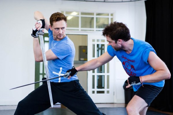 TWHDAILY's tweet photo. Tom Hiddleston behind the scenes for Coriolanus - September 30, 2013 https://t.co/HSym0PY5vK