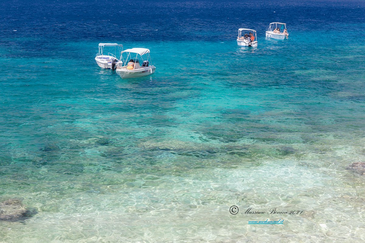 boninimassimo's tweet photo. #limni beach dai colori stupendi.#limni è uno stretto istmo con isolotto finale raggiungibile tramite piccola collegamento adibito a spiaggia da ciotoli. Piuttosto affollata al contrario di #chomi beach in quanto raggiungibile anche con mezzi propri. https://t.co/CBEak4Xf4d