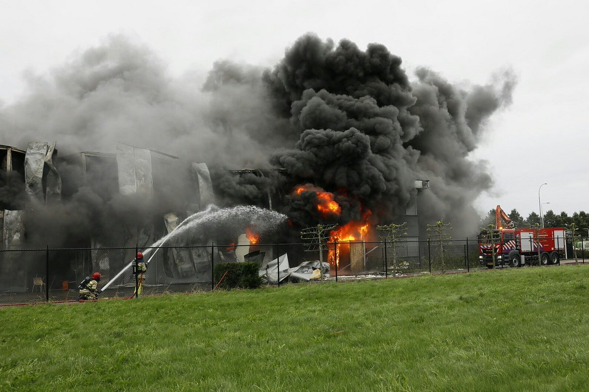 Vanochtend op pad geweest voor een grote brand op het industrieterrein on Dronten. Meer foto's en info vind je hier: flevopost.nl/artikel/117598…