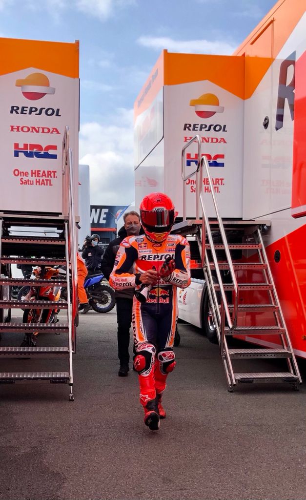 box_repsol's tweet photo. Vuelta al box de #MM93 por su propio pie.

✊ ¡A por la carrera!

#BritishGP
#EquipoRepsolHonda
#LaGradaRepsol https://t.co/tlsMBiWEs8