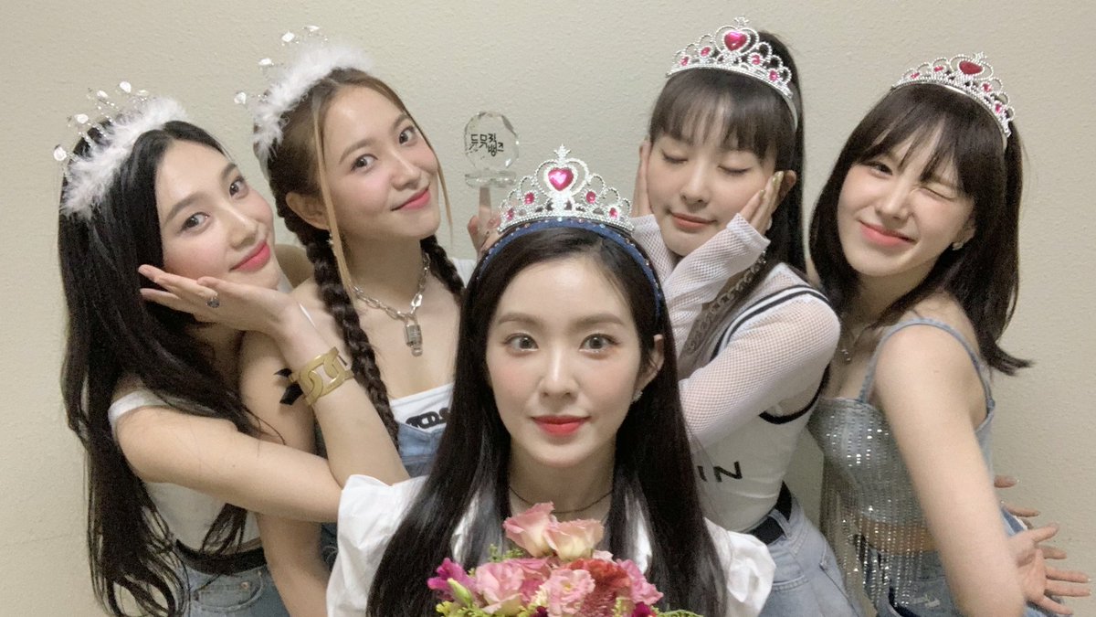 joyisthetics's tweet photo. swapping all 4 major music show wins this week! what a way to wrap queendom promotion up 🥺 just as much we've waited for this, the girls did really great and have worked so hard. thank you, and thank you again 🫂

 #Queendom4thWin @RVsmtown https://t.co/m2AH1Pkozl