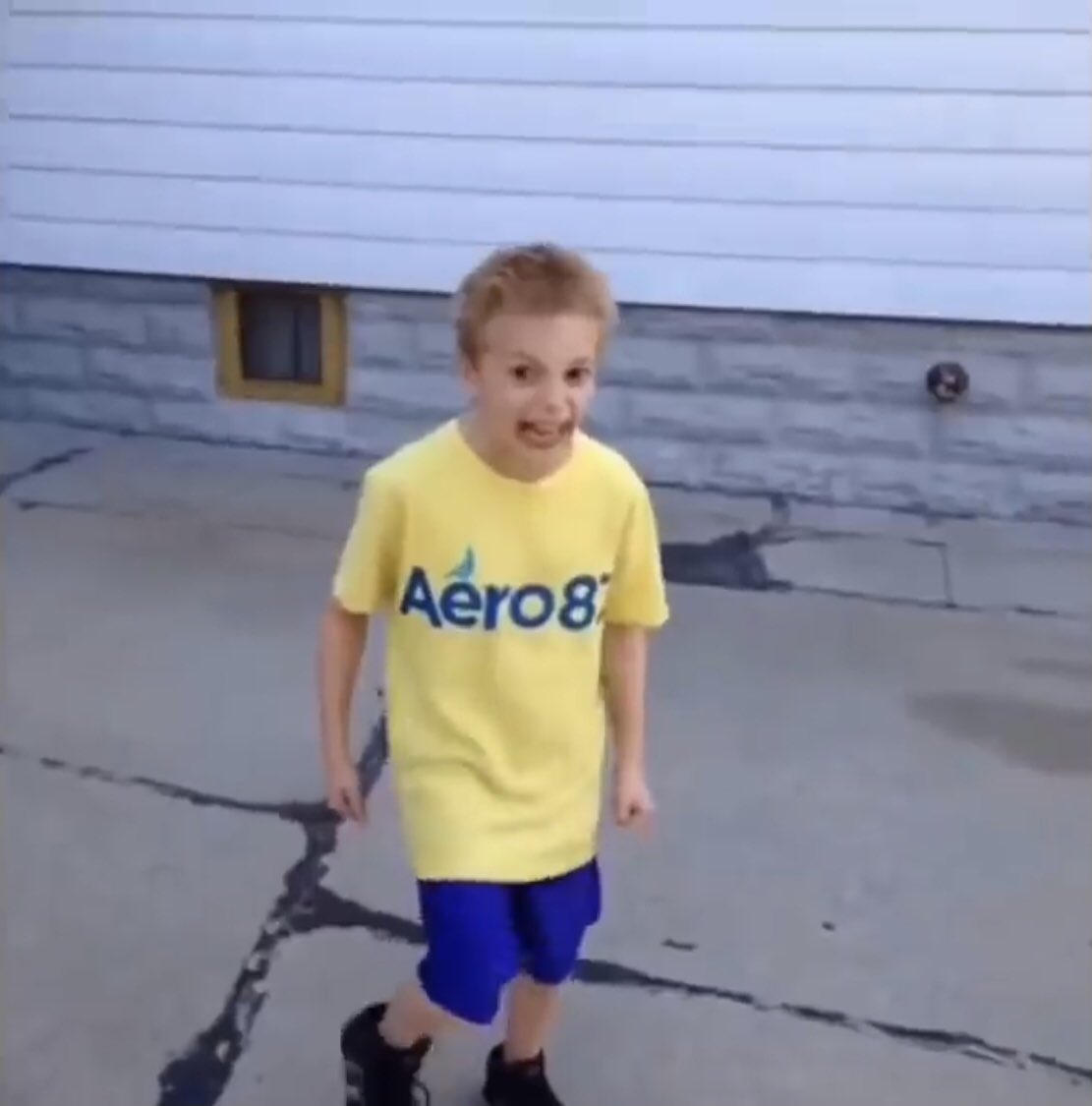 Moi voulant écrire « ta » mon iPhone :