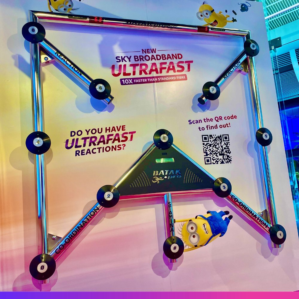 SkyUK's tweet photo. Looking for a fun activity this Bank Holiday? Come try out our new #UltrafastReactions game at our Sky stores ⚡️ (did we mention there's prizes up for grabs 👀) 👇 https://t.co/mR6hI89uOu