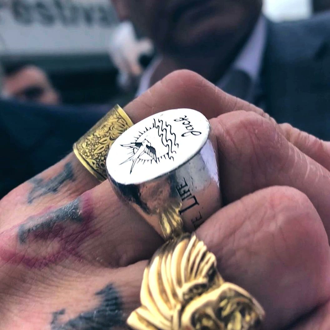 Sani_SunBlonde's tweet photo. Details 🏴‍☠️🖤
#JohnnyDepp https://t.co/m9QBJKWaSO