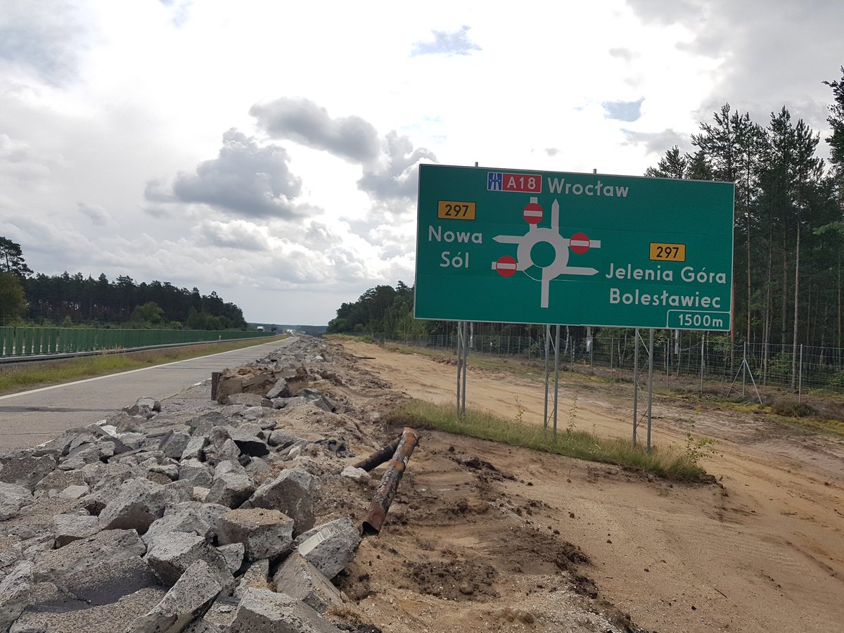 GDDKiA_Wroclaw's tweet photo. Tak zmienia się #DK18 odcinek #Golnice - #Luboszów. Droga jest przebudowywana oraz dostosowywana do parametrów autostrady. Odcinek ten znajduje się w zarządzie @GDDKiA_Wroclaw, ale realizowany jest w całości przez @GDDKiA_ZG. @GDDKiA @MI_GOV_PL https://t.co/J9ujAWjbi2 #inwestycje https://t.co/l9lu33qE6M