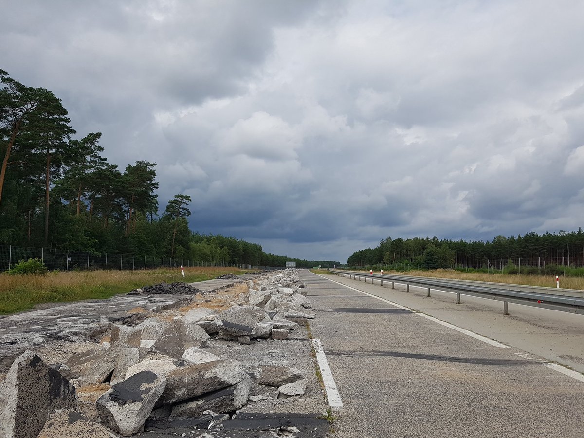 GDDKiA_Wroclaw's tweet photo. Tak zmienia się #DK18 odcinek #Golnice - #Luboszów. Droga jest przebudowywana oraz dostosowywana do parametrów autostrady. Odcinek ten znajduje się w zarządzie @GDDKiA_Wroclaw, ale realizowany jest w całości przez @GDDKiA_ZG. @GDDKiA @MI_GOV_PL https://t.co/J9ujAWjbi2 #inwestycje https://t.co/l9lu33qE6M