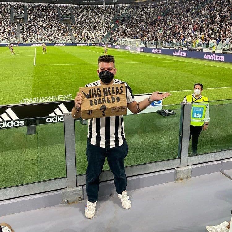 Esta persona había llevado la pancarta "Quién necesita a Ronaldo" al estadio anoche, dos horas después la Juventus perdió ante el Empoli 😂🤣🤣 #CristianoRonaldo #JuventusEmpoli