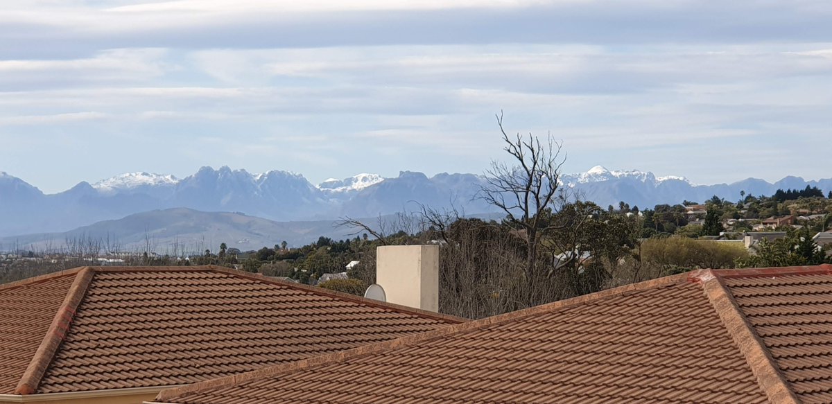 mariusb's tweet photo. If you wondering why it is so cold in the Cape, just have a look at the mountains #CapeSnow https://t.co/3FJGwA35gv
