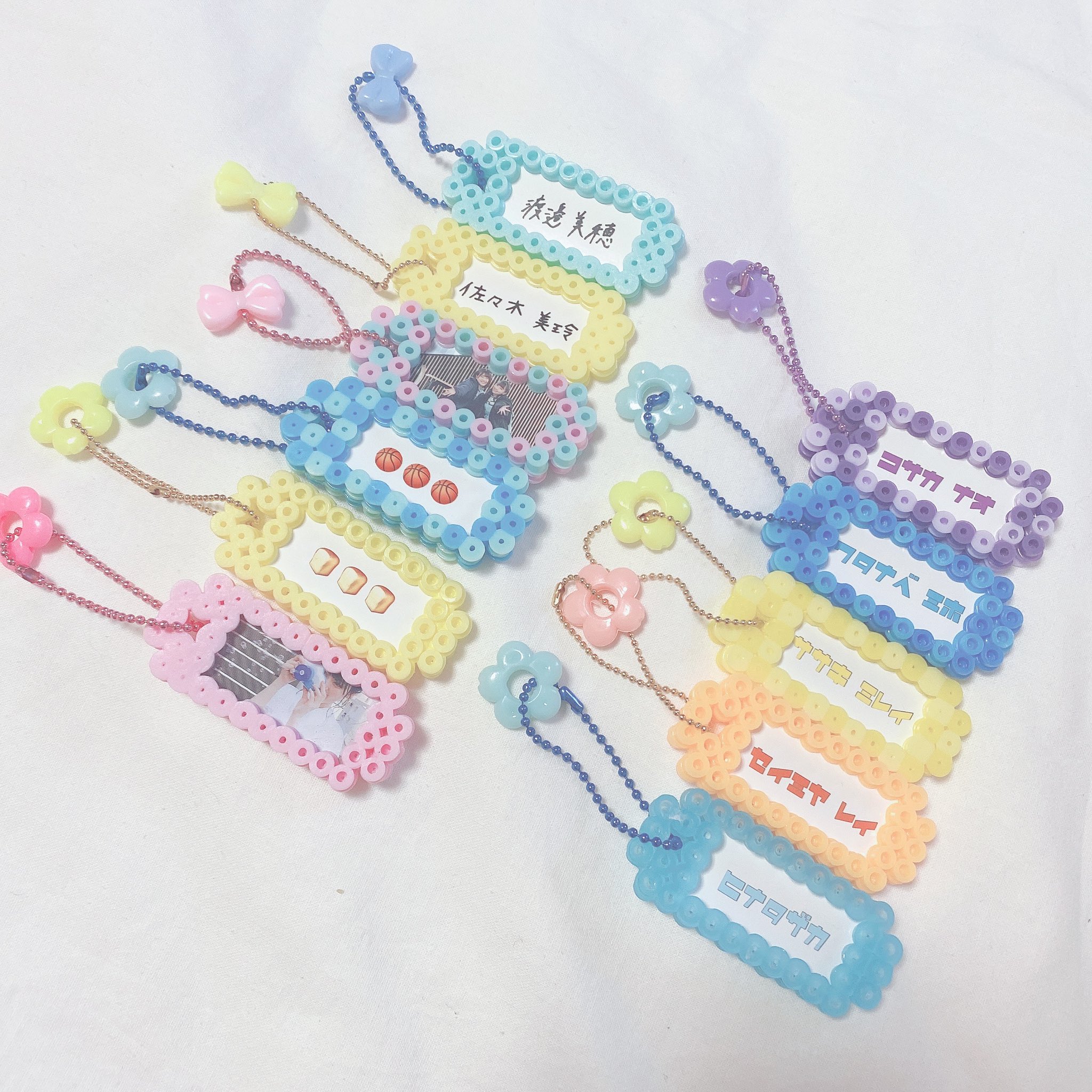 み る く ぱ ん いっぺんにいっぱい作った アイロンビーズネームタグ めちゃくちゃカラフルでポップでかわいい 多分写真入れるより文字とかの方が映えるわ めちゃくちゃ時間かかったけど可愛すぎる満足 インスタには別パターンの