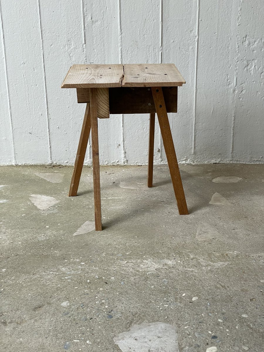 ggg_reinhold's tweet image. 古材家具試行⑨
⑧の軽量スツールはどうしても座ると揺れるため、日本館の梁から着想を得て風車型の構造にした所、押縁の細い足でも十分な安定性を得られた
#vba2021jp