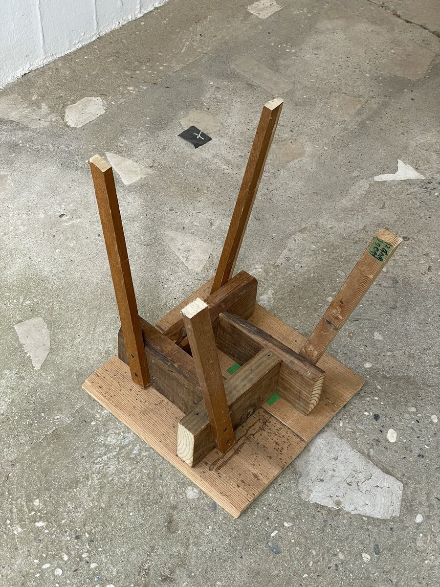 ggg_reinhold's tweet image. 古材家具試行⑨
⑧の軽量スツールはどうしても座ると揺れるため、日本館の梁から着想を得て風車型の構造にした所、押縁の細い足でも十分な安定性を得られた
#vba2021jp