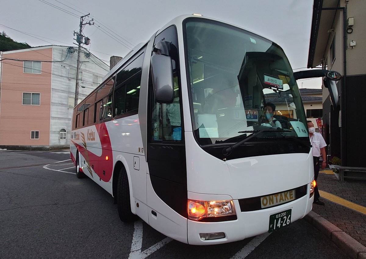 hashiyan84aichi's tweet image. 上松→南木曽の列車代行バス、帰りはおんたけ交通🚌

足元の広い席を確保💺

#おんたけ交通
#代行バス
#列車代行