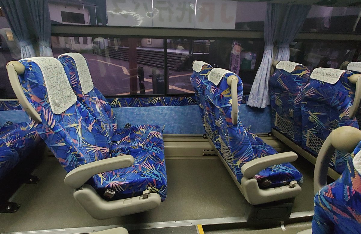 hashiyan84aichi's tweet image. 上松→南木曽の列車代行バス、帰りはおんたけ交通🚌

足元の広い席を確保💺

#おんたけ交通
#代行バス
#列車代行