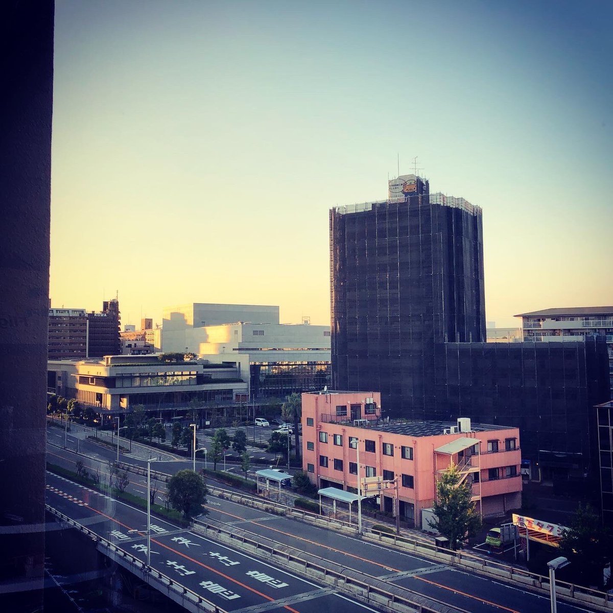 kigaru's tweet photo. いつもの明日の出荷準備で出社です。
お客様のmeteor75修理でフレームを青から白に変えたらなんともカッコいい機体に！
#kigarudrone #meteor75 https://t.co/bscN2t8QDB