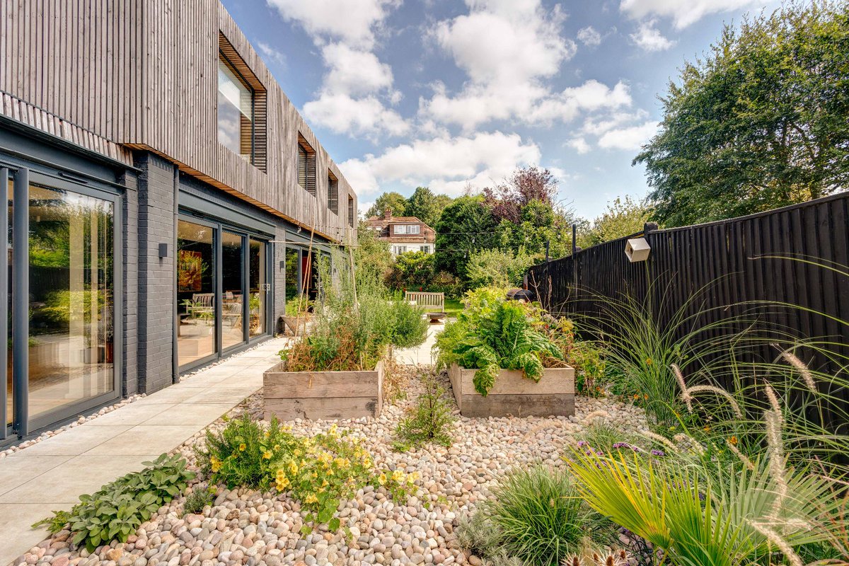 New to market - Stunning five- Bedroom Detached House, The Paddock, Hove, £1,500,000. View details: knightandknoxley.com/propertydet.as…
#brighton #hove #london #estateagents #propertybythesea #propertysearch #idealhomes