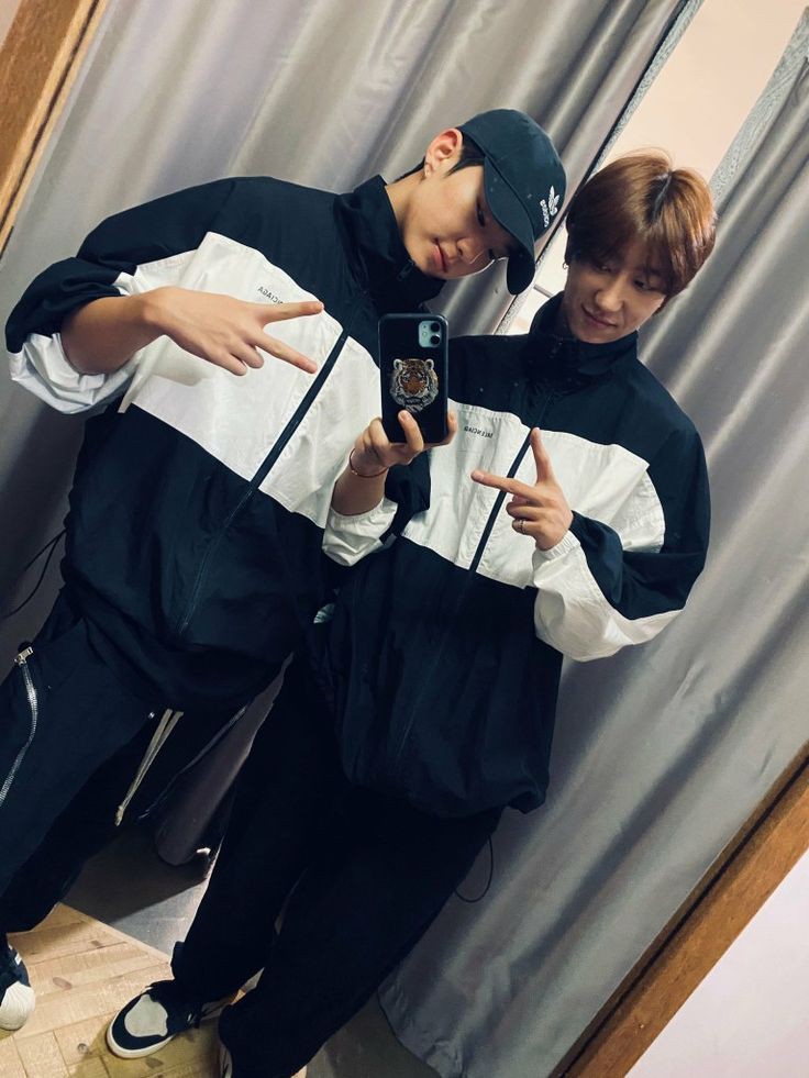 ตู้เสื้อผ้าเดียวกันทั้งวงป่ะเนี่ย ละไหนหมิงฮ่าวเคยบอกว่าไม่ชอบใส่เสื้อผ้าเหมือนคนอื่นไง555555555555