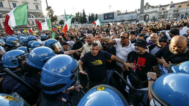 AlekosPrete's tweet photo. Ancora lui.
Il sorvegliato speciale che organizza raduni, manifestazioni, cortei.
Quello che il braccialetto elettronico evidentemente si abbina male col dress-code fascista. Colui che tra insulti, minacce e intimidazioni è pericoloso solo dopo le nove di sera. Prima può tutto. https://t.co/98hTom521Q