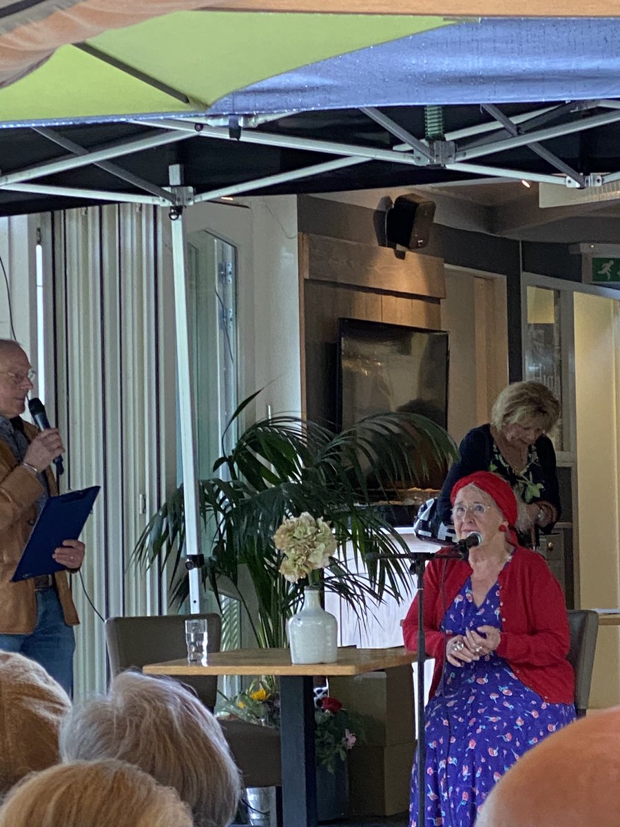 guusjebeverdam's tweet photo. Presentatie met muziek, gedichten, interview en uitreiking van het eerste exemplaar van #monografie #guusjebeverdam in #hengelo https://t.co/ANoxafygeS