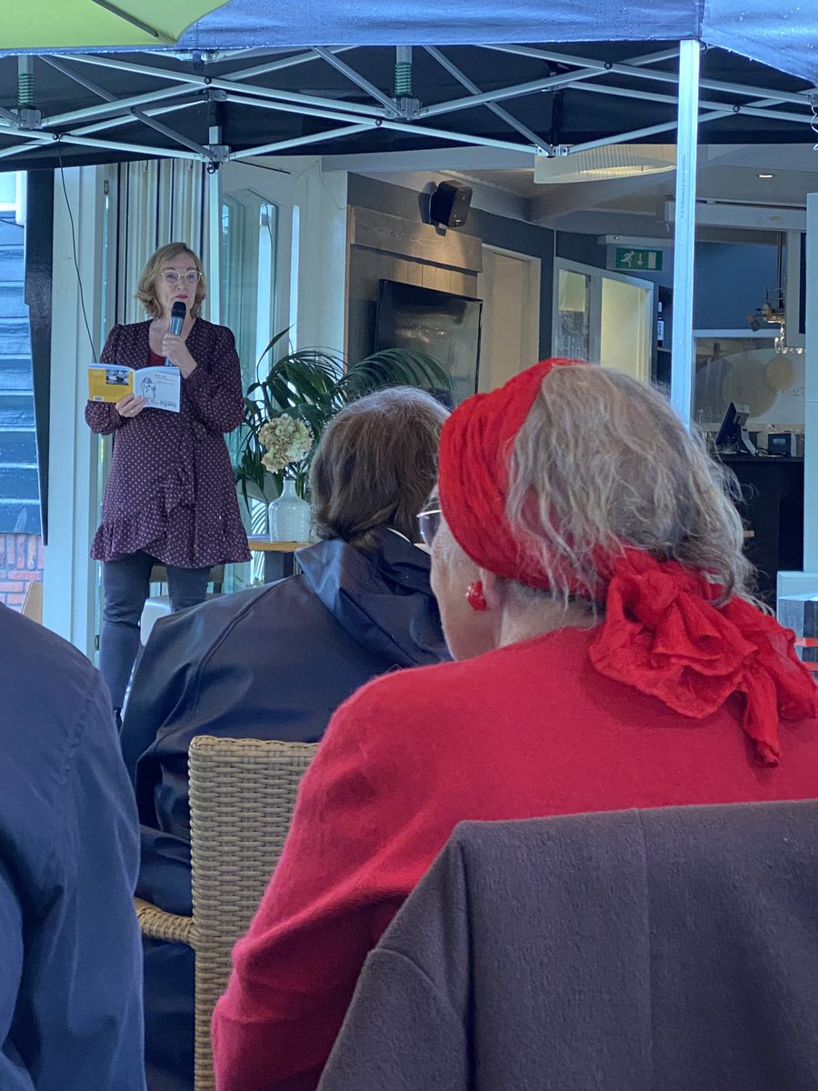 guusjebeverdam's tweet photo. Presentatie met muziek, gedichten, interview en uitreiking van het eerste exemplaar van #monografie #guusjebeverdam in #hengelo https://t.co/ANoxafygeS