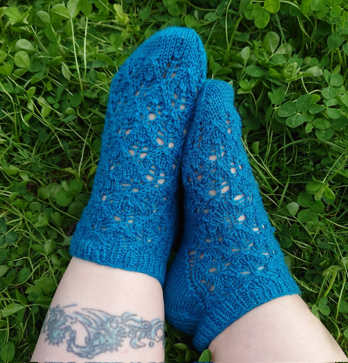KirsiOjanpera's tweet photo. Pitsinilkkasukat 💙
Lace anklesocks 💙
#dropsfabel #dropsdesign #neuloosi #knittersoftwitter #lacesocks #pitsisukat #knittedsocks #twitterinneulojat #neulontaonmunjuttu #knitting #neulonta #knitter #neulotutsukat https://t.co/Qyo3DzBdrw