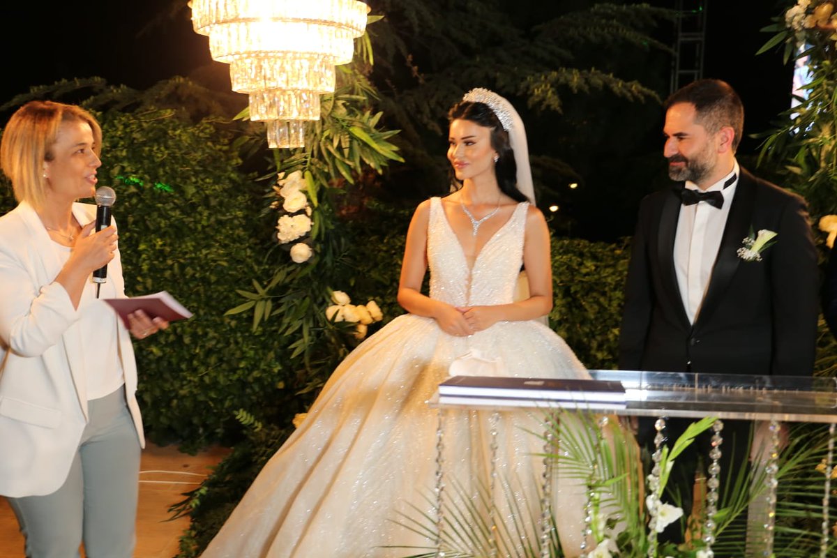 Valimiz İnci Sezer Becel, iş insanı Mehmet Dinler'in düğün merasimine katıldı.

Vali Becel nikah şahitliğini yaptığı Mehmet ve Ceyda Nur çiftine ömür boyu mutluluklar diledi.