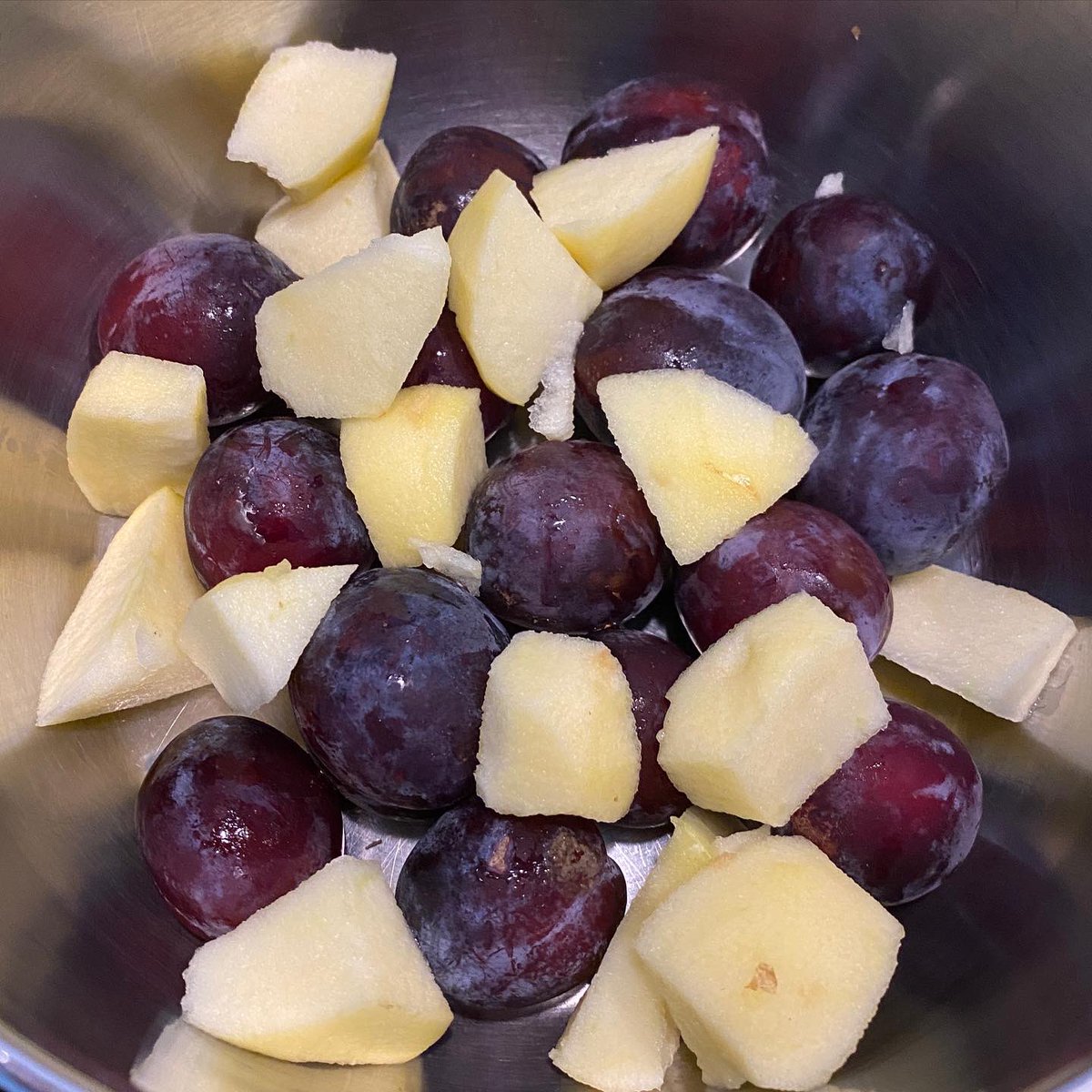 mrfothergill's tweet photo. Stewed Plum &amp; Apple Muffins for a lazy Bank Holiday Sunday morning coffee and elevenses start to the day. 

#perfectsundaymorning #plumrecipes #plumharvest #fruitpicking https://t.co/5MWbfr8sap
