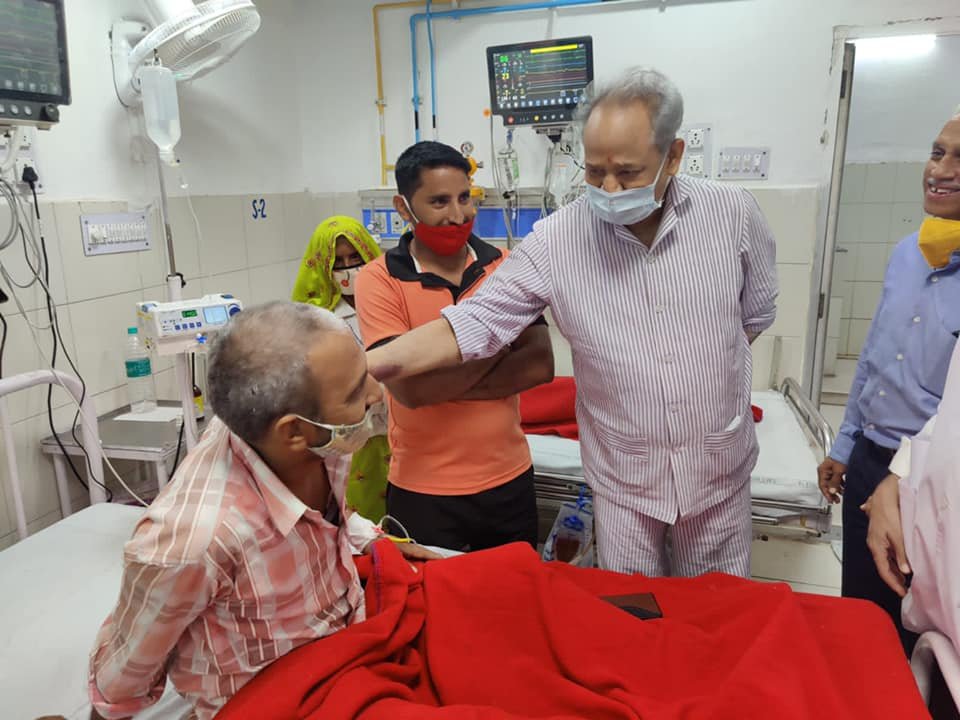 1stIndiaNews's tweet image. मुख्यमंत्री @ashokgehlot51 की संवेदनशीलता ! 

खुद बीमार होने के बावजूद दूसरे मरीजों का भी रखा ख्याल, SMS अस्पताल से डिस्चार्ज होने से पहले CCU में मरीजों से मिले गहलोत, मरीजों को जरूरी ट्रीटमेंट के लिए CM राहत कोष से आर्थिक मदद के निर्देश 

#Jaipur #SMSHospital #AshokGehlot