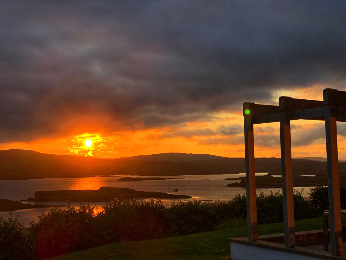HillstoneLodge's tweet photo. 6.30am on Skyeโฆ time to stop watching the sunrise and finish breakfast preparationโฆ
#skye #breakfast #sunday #sunrise #isleofskye #scotland #guesthouse #bedandbreakfast #viewfrommywindow #housewithaview #staycation #holidayinscotland @SeanBattyTV @stvweatherwatch @bbcweather https://t.co/EPcP52mHws